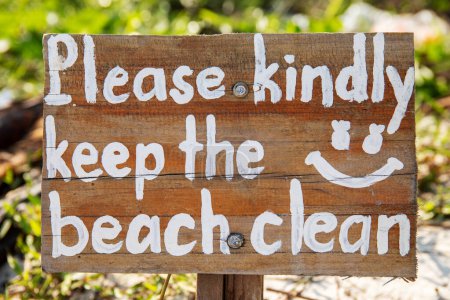 Téléchargez les photos : Gros plan de signe disant "'S'il vous plaît veuillez garder la plage propre"" - en image libre de droit