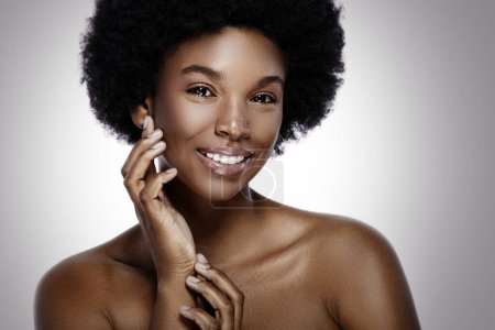 Téléchargez les photos : Portrait de jeune et belle femme noire avec un sourire parfait - en image libre de droit