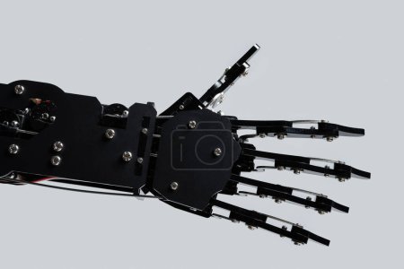 Foto de Mano de robot real aislada sobre fondo gris.. Conceptos de desarrollo de IA y automatización de procesos robóticos. - Imagen libre de derechos