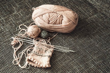 Foto de Primer plano de hilos de lana y agujas de tejer. - Imagen libre de derechos