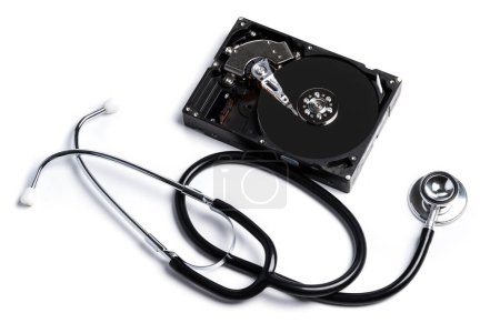 Foto de Unidad de disco duro y estetoscopio. Diagnóstico y reparación de HDD. - Imagen libre de derechos