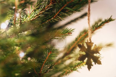 Foto de Fondo de primer plano del árbol de Navidad con decoraciones y luces de hadas - Imagen libre de derechos