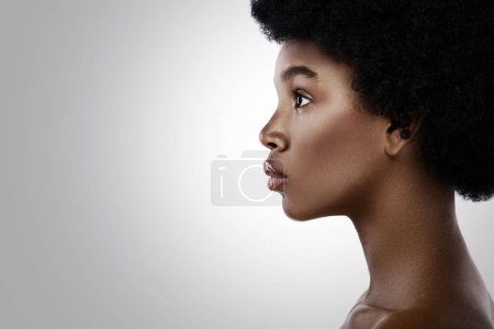 Foto de Retrato de mujer negra joven y hermosa con piel lisa - Imagen libre de derechos