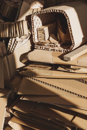 Foto de Pila de residuos de cartón a la luz del sol. Conceptos de reciclado de papel y clasificación de residuos. - Imagen libre de derechos