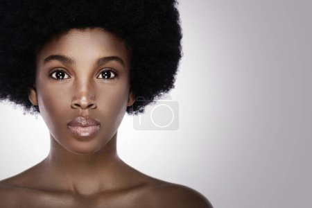 Téléchargez les photos : Portrait de jeune et belle femme noire à la peau lisse - en image libre de droit