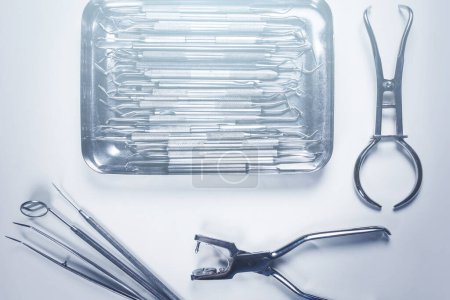 Téléchargez les photos : Gros plan de différents outils dentaires sur le lieu de travail du dentiste. - en image libre de droit