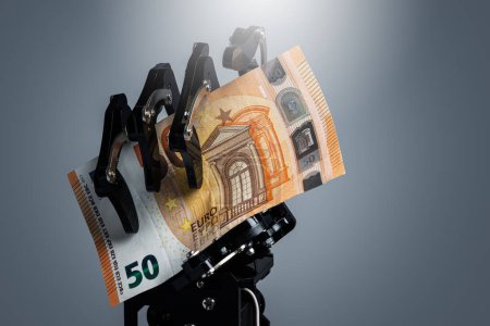 Téléchargez les photos : Main robotique tenant cent billets en euros. Investissement dans la technologie de l'intelligence artificielle et remplacement d'emplois par l'IA. - en image libre de droit