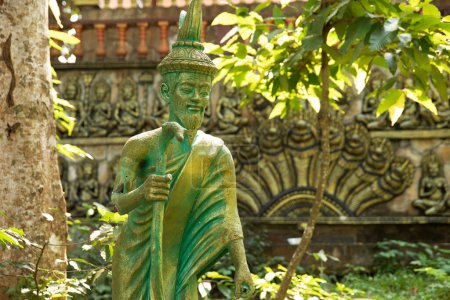 Foto de Antigua estatua del sabio monje mayor en Camboya - Imagen libre de derechos