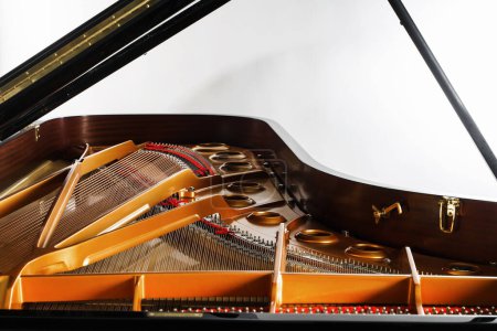 Foto de Detalles internos del piano de cola de lujo, como martillos, cuerdas y alfileres. - Imagen libre de derechos