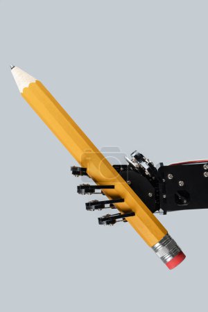 Téléchargez les photos : Une vraie main robotisée avec un gros crayon. Concept de développement de chatbots alimenté par l'IA. - en image libre de droit