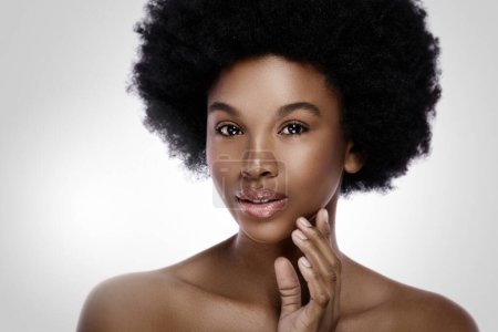 Téléchargez les photos : Portrait de jeune et belle femme noire à la peau lisse - en image libre de droit