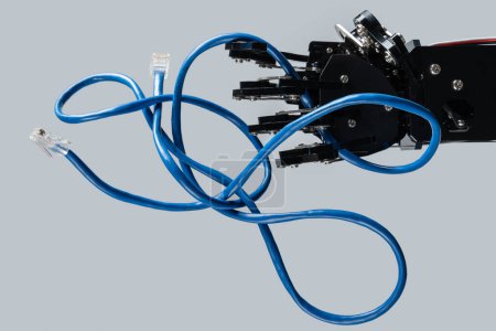 Téléchargez les photos : Câble Ethernet bleu avec connecteur rj45 sur fond gris. - en image libre de droit