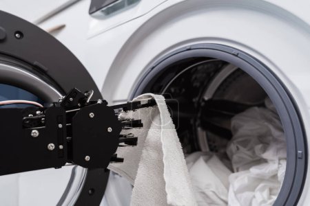 Téléchargez les photos : Gros plan de la main et de la machine à laver du vrai robot. Concept de développement de l'intelligence artificielle et automatisation des processus robotisés. - en image libre de droit