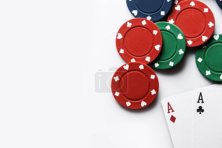 Foto de Primer plano de dos cartas de ases y fichas de casino. - Imagen libre de derechos