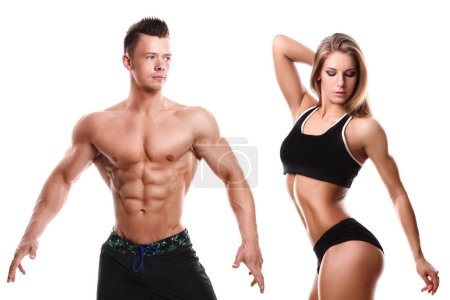 Foto de Pareja de fitness, ambos mostrando sus físicos musculares contra el fondo blanco. - Imagen libre de derechos