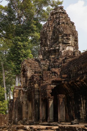 Téléchargez les photos : Ruines de l'ancien temple Bayon au Cambodge à Angkor wat au Siem Reap. - en image libre de droit