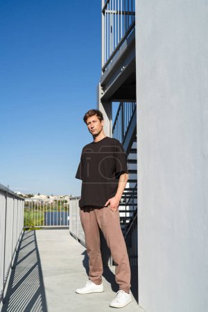 Foto de Retrato de un joven adulto serio en la calle con espacio en blanco en su camiseta - Imagen libre de derechos