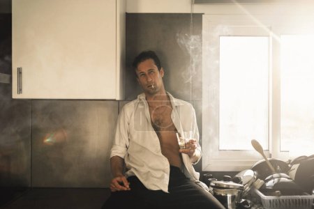 Foto de Retrato del apuesto fumador en casa - Imagen libre de derechos