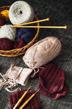 Foto de Cesta con varios hilos de lana y herramientas de tejer. - Imagen libre de derechos