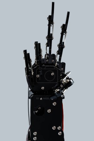 Foto de Mano robótica real dando V signo contra fondo gris. - Imagen libre de derechos