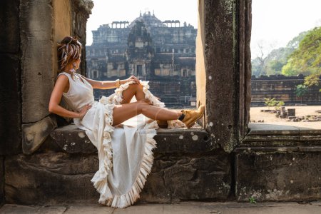Téléchargez les photos : Belle jeune femme portant une robe blanche en ruines khmères antiques, Angkor Wat - en image libre de droit