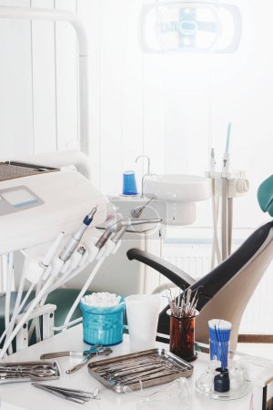 Foto de Diferentes herramientas dentales en consultorio dental. - Imagen libre de derechos