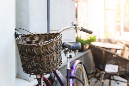 Foto de Bicicleta vintage con cesta de mimbre en el manillar en la calle de la ciudad - Imagen libre de derechos