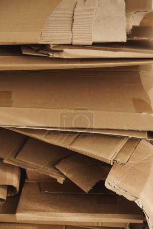 Téléchargez les photos : Stack of Cardboard Waste. Concepts du recyclage du papier et du tri des déchets. - en image libre de droit