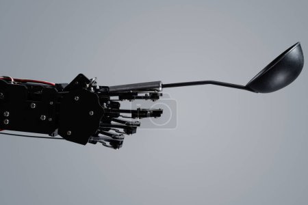 Foto de Mano de robot real con cucharón. Concepto de desarrollo de IA y automatización robótica de procesos. - Imagen libre de derechos