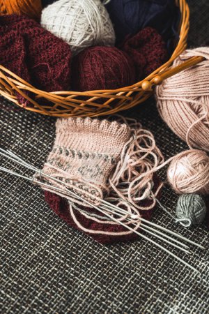 Foto de Cesta con varios hilos de lana y herramientas de tejer. - Imagen libre de derechos