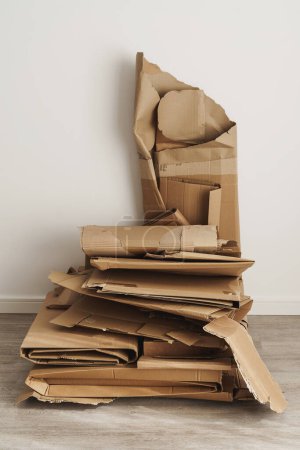 Foto de Pila de residuos de cartón en casa. Conceptos de reciclado de papel y clasificación de residuos. - Imagen libre de derechos