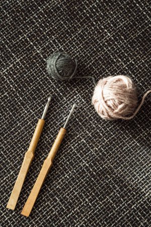 Téléchargez les photos : Gros plan de fils de laine et crochets pour tricoter. - en image libre de droit