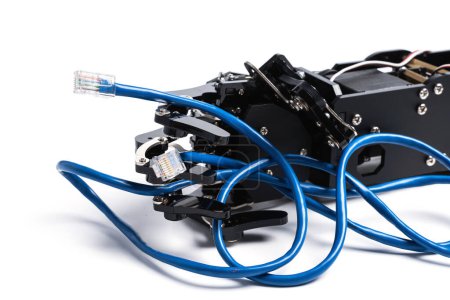 Foto de La mano del robot real sostiene el cable Ethernet azul con conector rj45 sobre fondo blanco. - Imagen libre de derechos