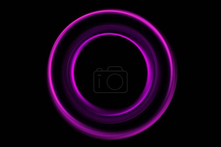 Téléchargez les photos : Le cercle de lumière violette, capturé à l'aide d'une longue exposition, est isolé sur un fond noir. - en image libre de droit