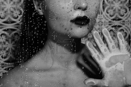 Foto de Monocromo retrato de mujer hermosa y sensual capturado a través de vidrio húmedo - Imagen libre de derechos