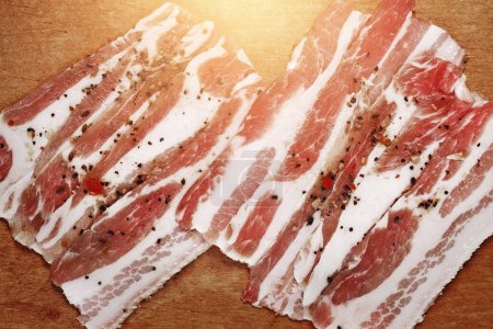 Foto de Primer plano de rodajas de carne de cerdo ahumada con pimienta. - Imagen libre de derechos
