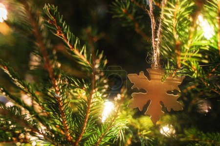Foto de Fondo de primer plano del árbol de Navidad con decoraciones y luces de hadas - Imagen libre de derechos