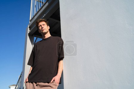 Foto de Retrato de un joven adulto en la calle con espacio en blanco en su camiseta - Imagen libre de derechos