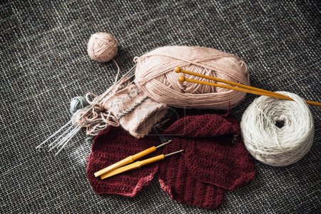 Téléchargez les photos : Gros plan de fils de laine, aiguilles à tricoter et crochets - en image libre de droit