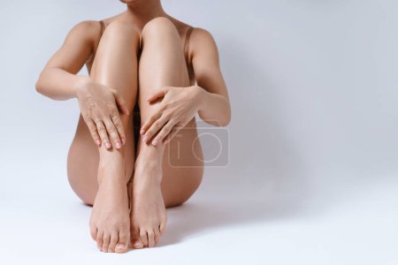 Téléchargez les photos : Belles jambes féminines.. Concepts de cosmétiques pour le corps et traitement d'épilation. - en image libre de droit