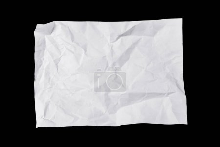 Téléchargez les photos : Feuille de papier blanc usée et ridée isolée sur fond noir. - en image libre de droit