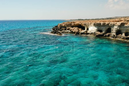 Foto de Increíble vista costera de las cuevas y el mar en Cabo Greco, Ayia Napa - Imagen libre de derechos
