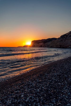 Foto de Hermoso paisaje marino con puesta de sol en la playa de Kourion en Chipre. - Imagen libre de derechos