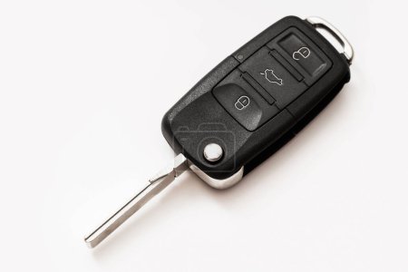 Foto de Una foto de cerca de una llave negra del coche con botones sobre un fondo blanco - Imagen libre de derechos