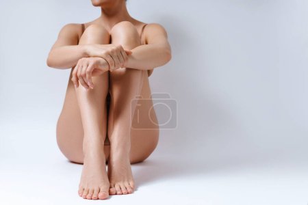 Foto de Hermosas piernas femeninas.. Conceptos de cosméticos corporales y tratamiento de depilación. - Imagen libre de derechos