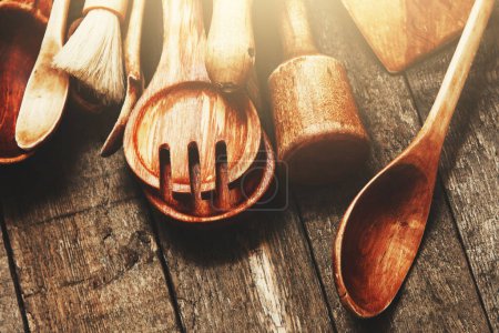 Téléchargez les photos : Ensemble de divers ustensiles de cuisine en bois sur la table. - en image libre de droit