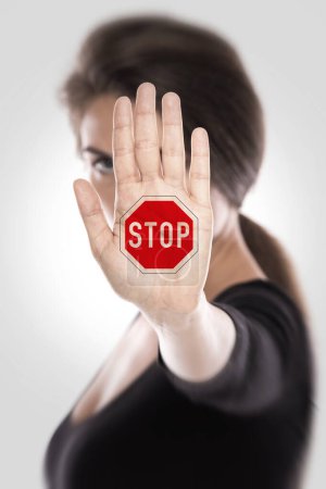 Téléchargez les photos : Femme en colère et stop signe. Droits des femmes - mettre fin à la discrimination, au harcèlement et à la violence contre les femmes. - en image libre de droit