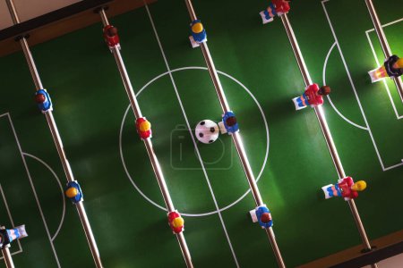 Foto de Vista de cerca de un juego de futbolín en progreso crea una sensación de emoción y competencia - Imagen libre de derechos