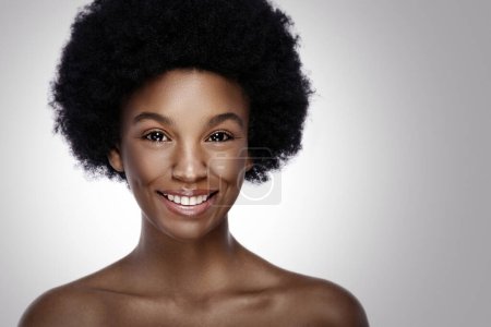 Foto de Retrato de joven y hermosa mujer negra con sonrisa perfecta - Imagen libre de derechos