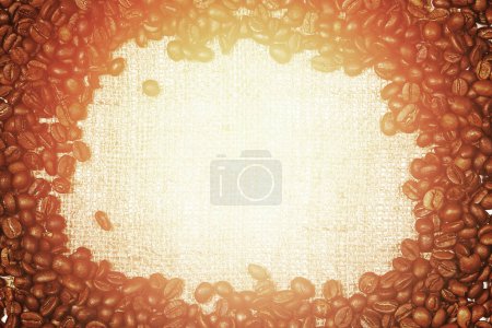 Téléchargez les photos : Gros plan de grains de café sur le matériel de sac. - en image libre de droit